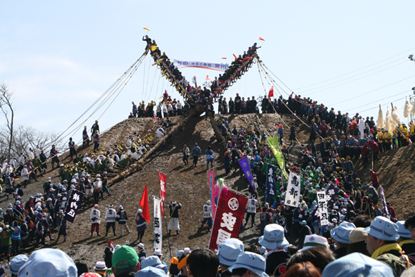 Suwa Taisha Kamisha Onbashira Festival - Yamadashi at the Kiotoshi hill, 2010