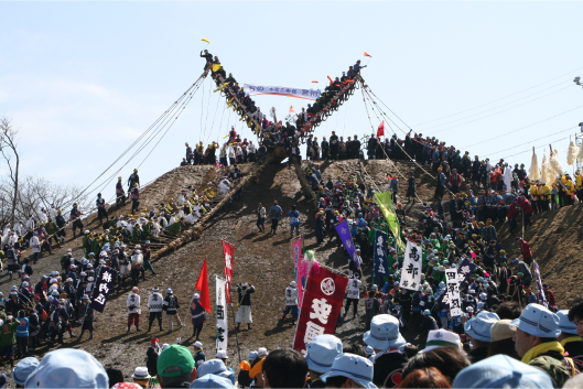 诹访大社上社御柱祭出山（于木落坡，2010年）