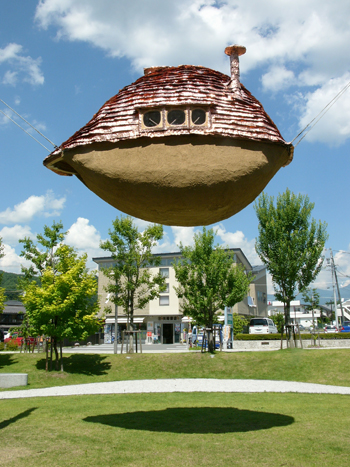 空飛ぶ泥舟（茅野市美術館）　写真1　撮影：藤森照信