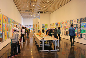 2018年中諏小中学生作品展の様子
